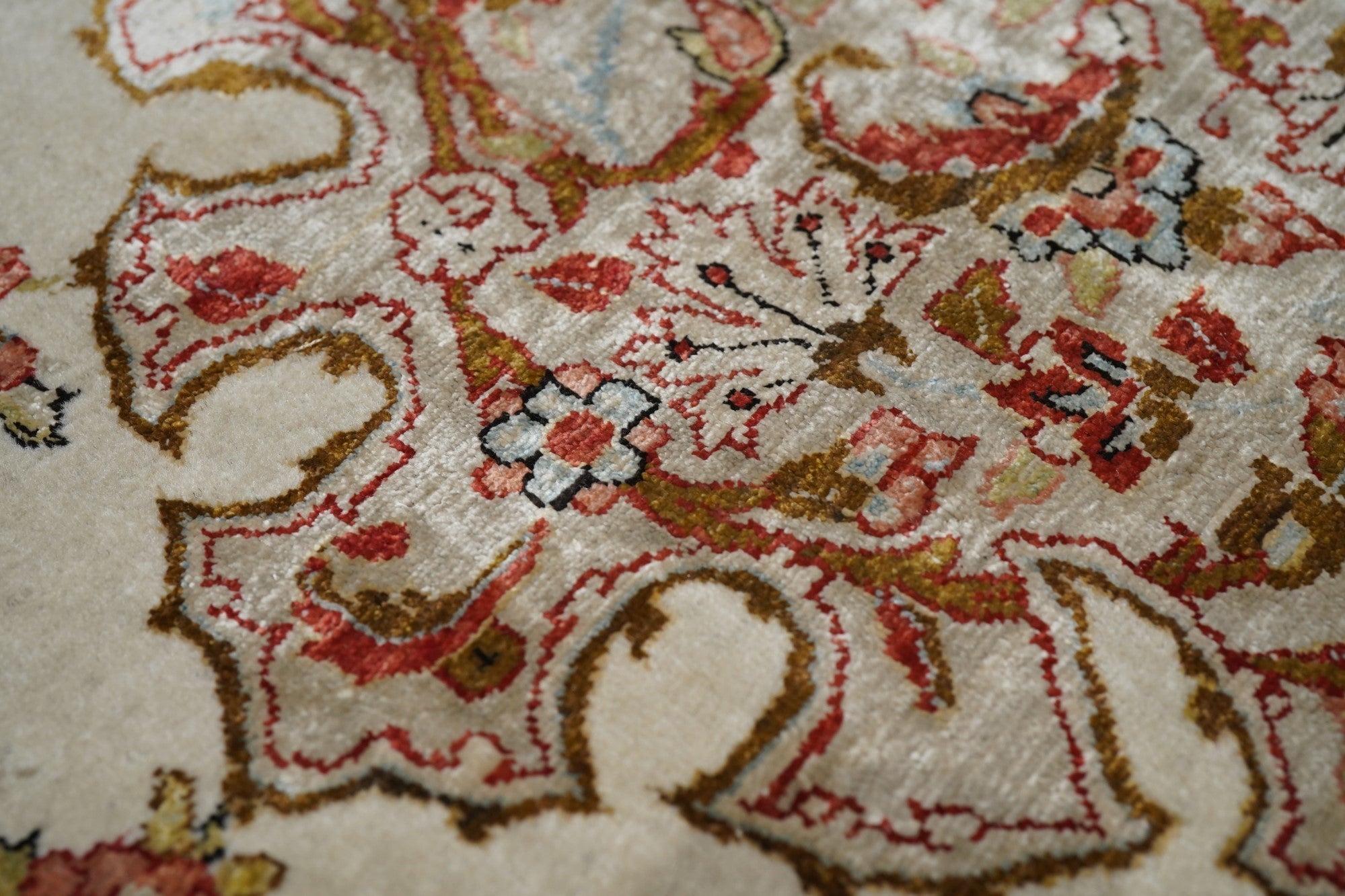 Extremely Fine Antique Tehran Rug. Wool With all Design in Silk 3'4'' x 5'6''