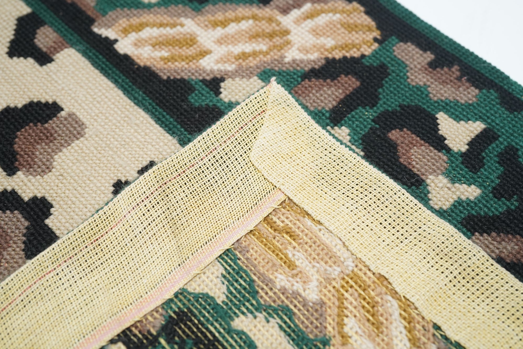 Hand Knotted Needle Point Wool Rug 2'6'' x 5'11''