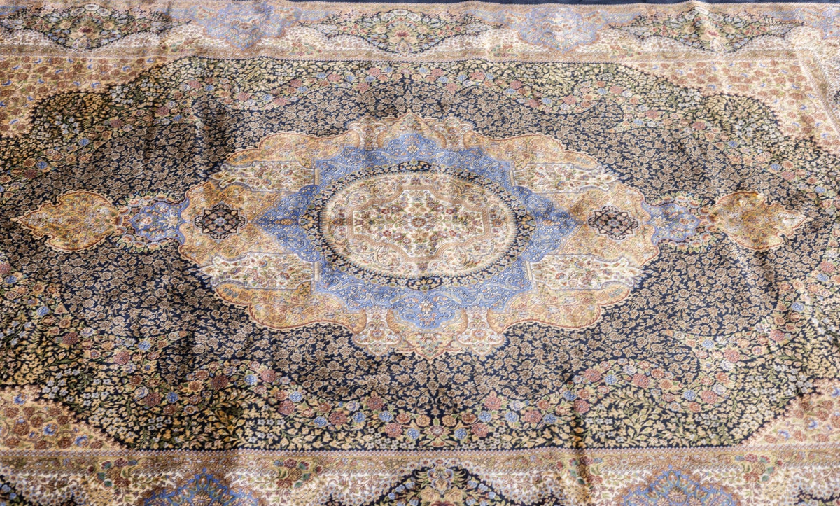 Design Rug 6'7" x 9'7"