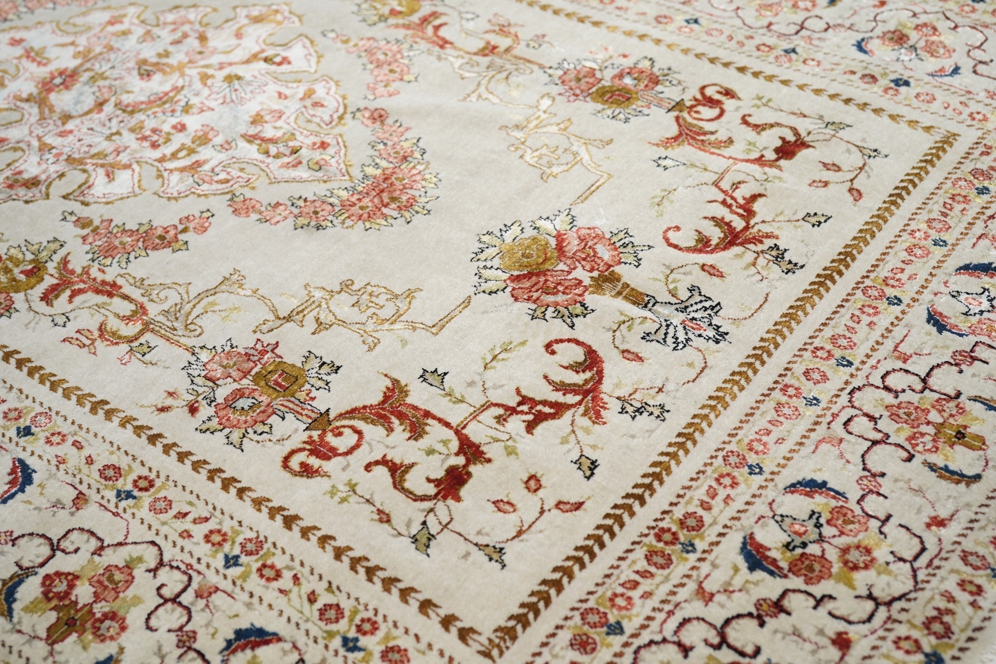 Extremely Fine Antique  Tehran Rug. Wool With all Design in Silk 3'4'' x 5'6''