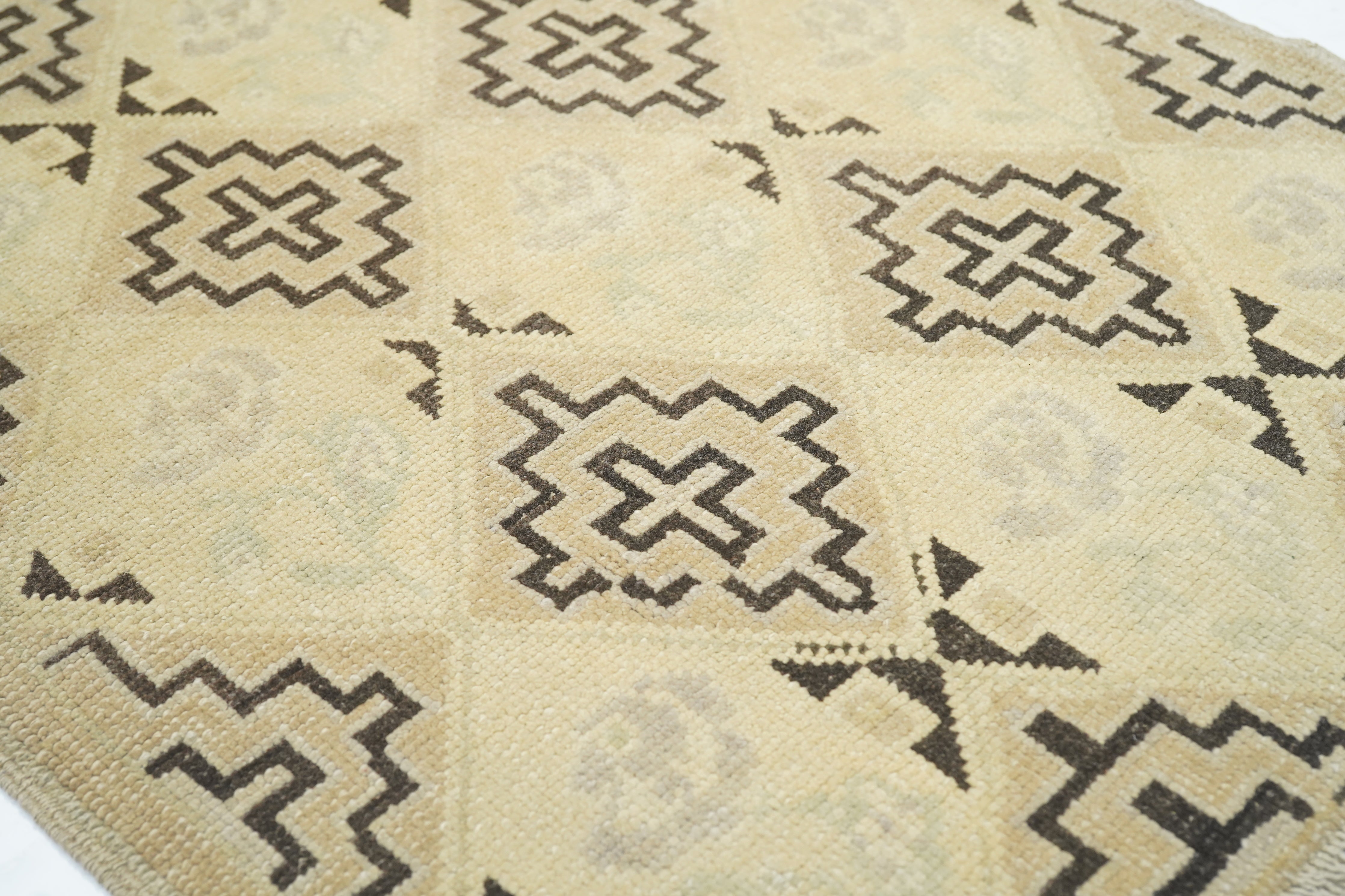 Geometric Rug 2'8'' x 7'0"