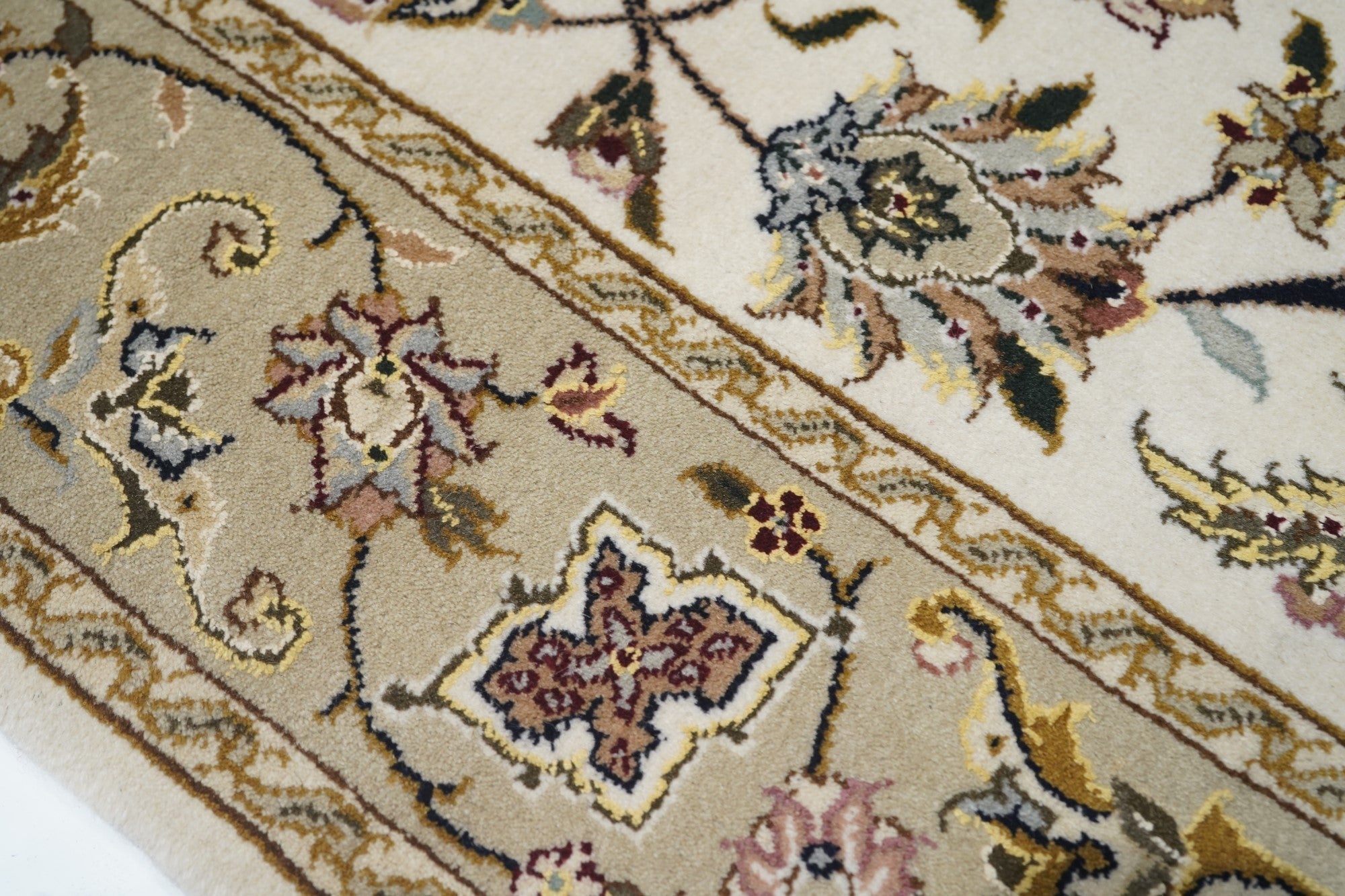 Tabriz Design Rug 3'9'' x 5'9''