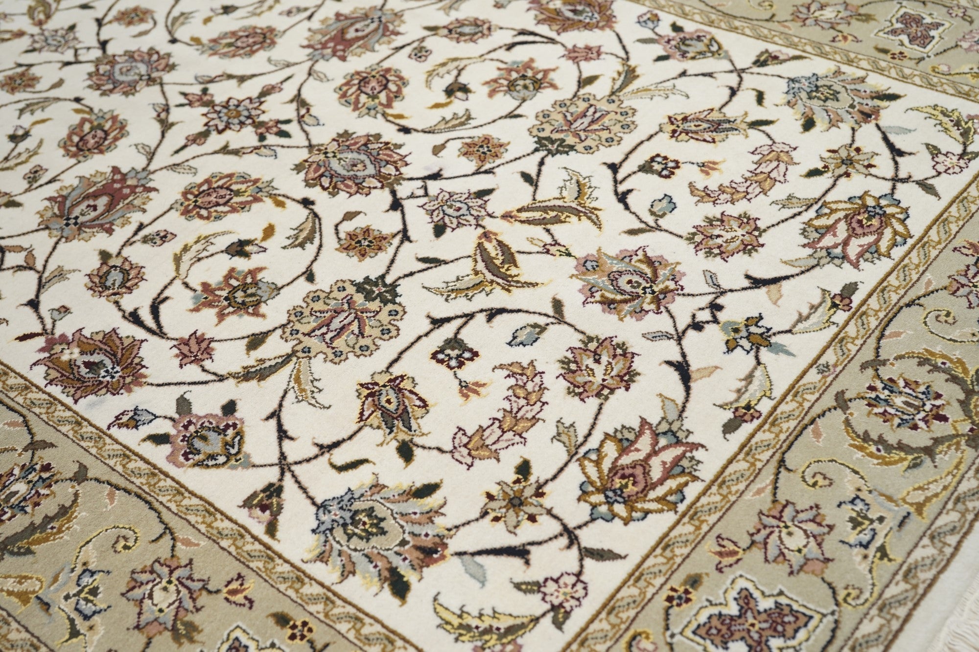 Tabriz Design Rug 3'9'' x 5'9''