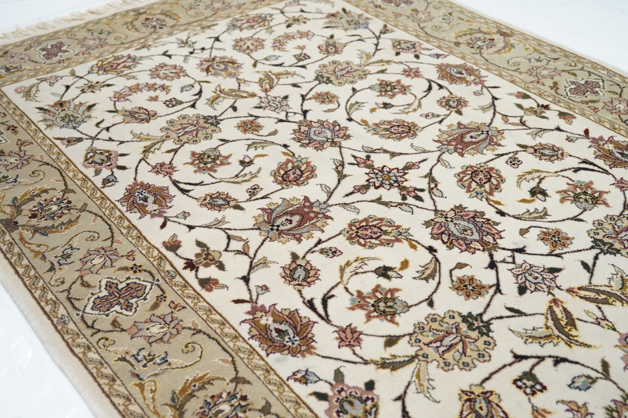 Tabriz Design Rug 3'9'' x 5'9''